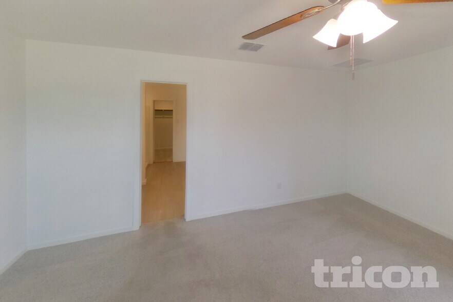 Building Photo - 1624 Parlier St