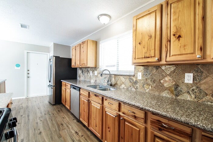 Building Photo - 10936 Pinewood Ct