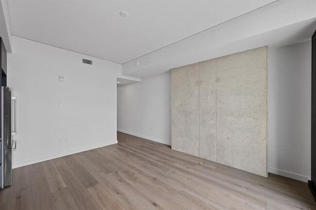 Building Photo - 610 Davis St