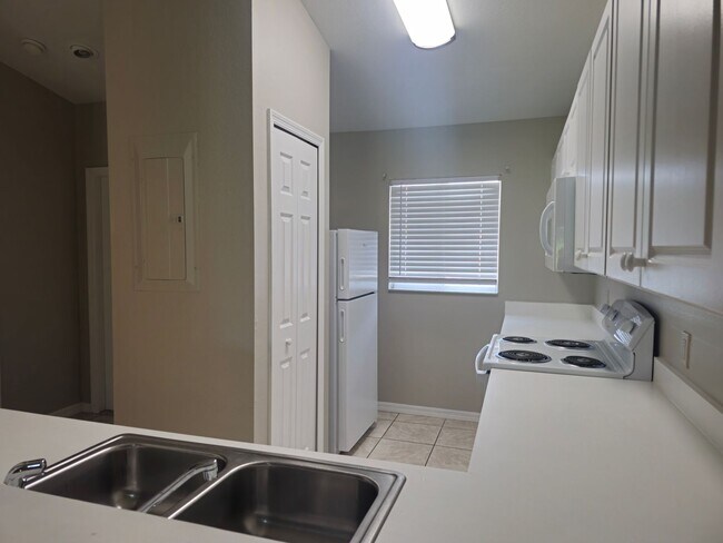 Building Photo - 2 bed 2 bath