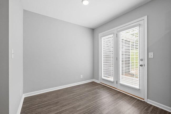 Building Photo - 2 Bedroom Condo For Rent Near Madison Street!