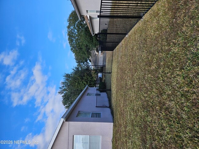 Building Photo - 8252 Hedgewood Dr