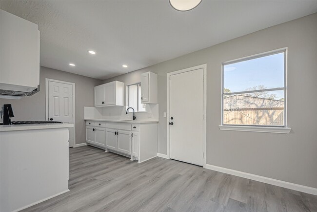 Building Photo - 8630 Valley Meadow Dr