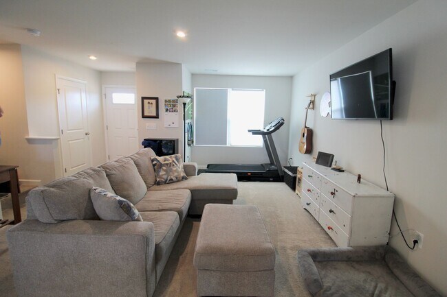 Building Photo - Townhome with a large fenced in yard for rent!