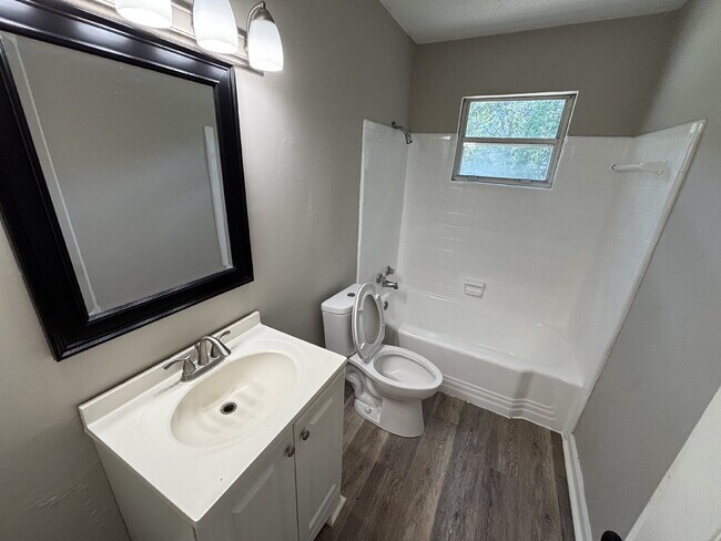 Building Photo - Stylish Renovated 3-Bedroom Gem in Prime Tallahassee – Near Downtown!