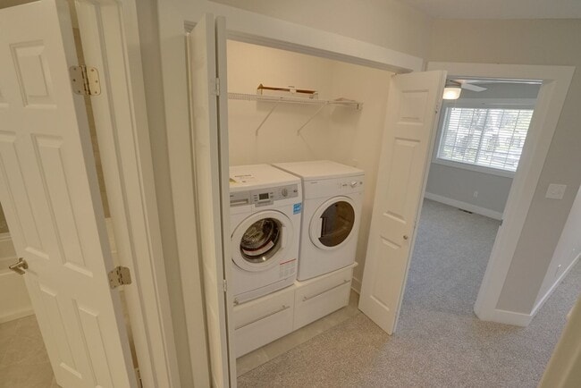 Building Photo - BEAUTIFUL End Townhome with Green Space!