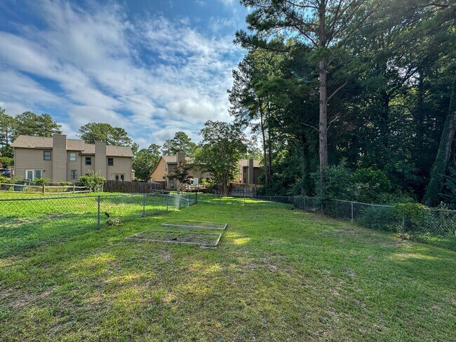 Building Photo - Charming 3 Bed 2 Bath Duplex in Gated Community