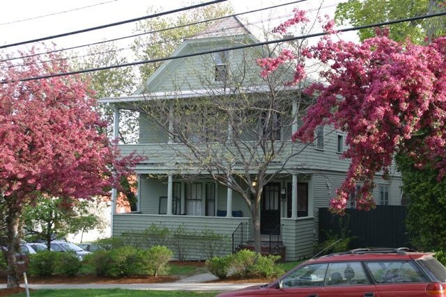 Building Photo - 334 College St