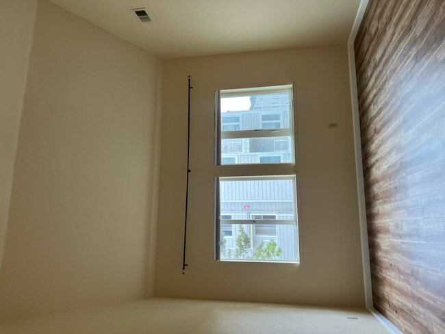 Building Photo - 425 Mountain View Dr
