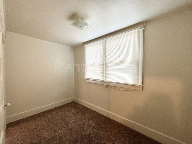 Building Photo - 107 W 19th St