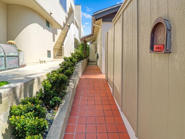 Building Photo - 218 25th Pl