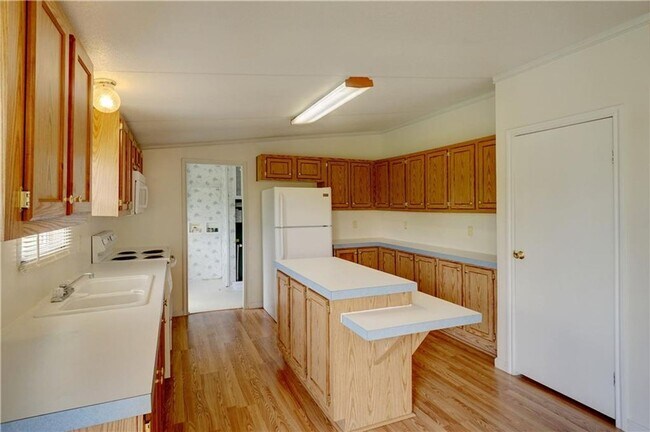 Building Photo - Country Living on half acre