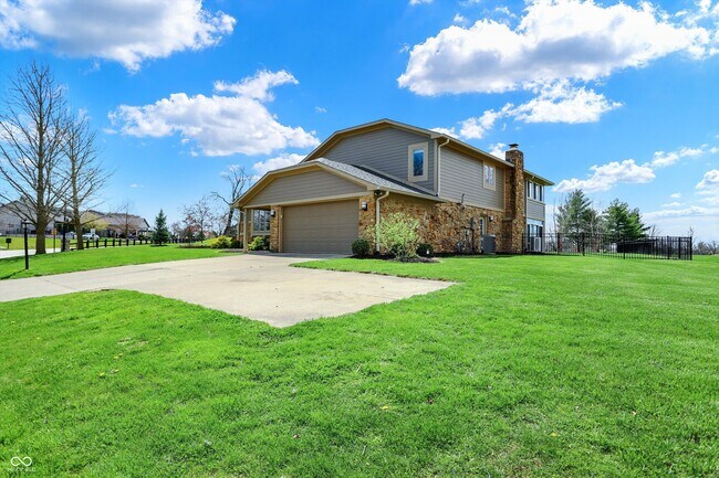 Building Photo - 3037 Golfview Dr