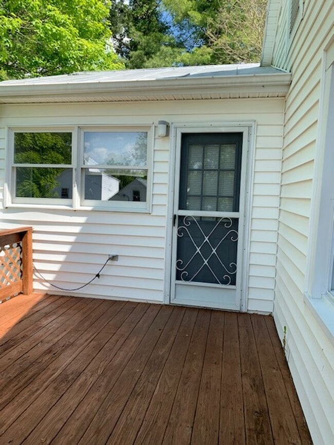 Building Photo - Bungalow Located Just Outside of Town