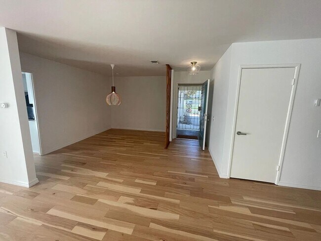 Building Photo - Beautiful 55+ home in the Seven Oaks Community!