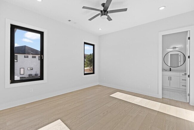 Building Photo - 555 Versailles Dr