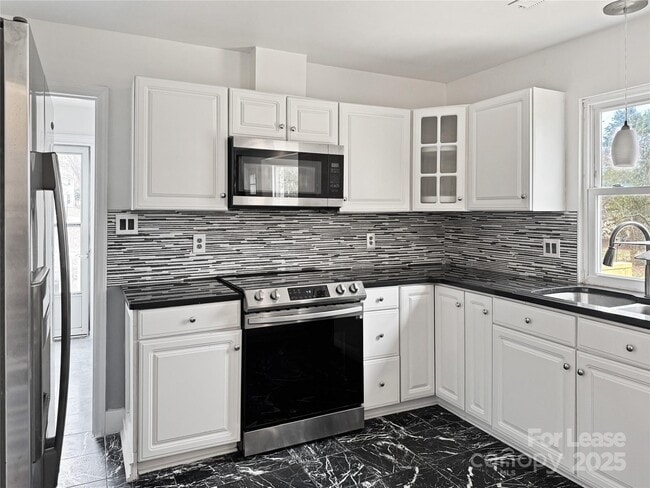 Building Photo - 8509 Golf Ridge Dr