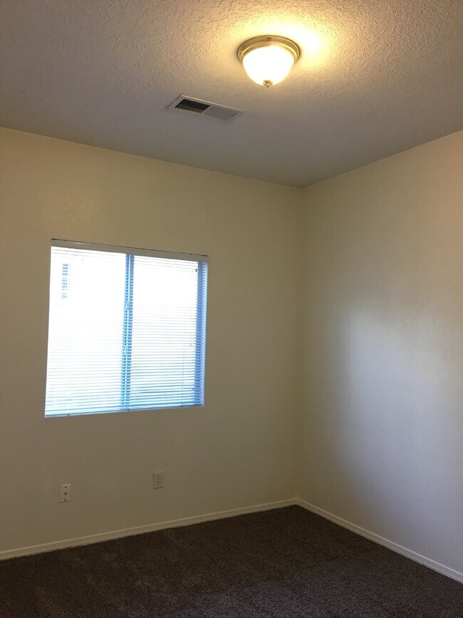 Building Photo - 3BR/2Living in Enchanted Hills!