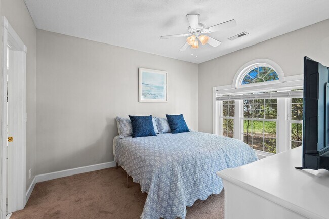 Building Photo - 686 Riverwalk Dr
