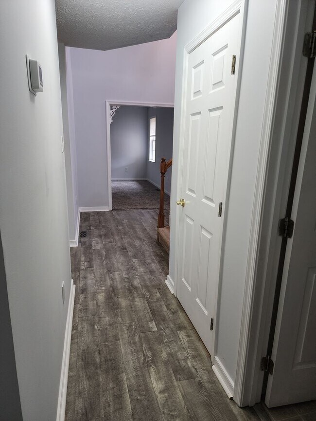 Building Photo - Spacious 3 Bedroom 2.5 Bath Home with Fenced Rear Yard!