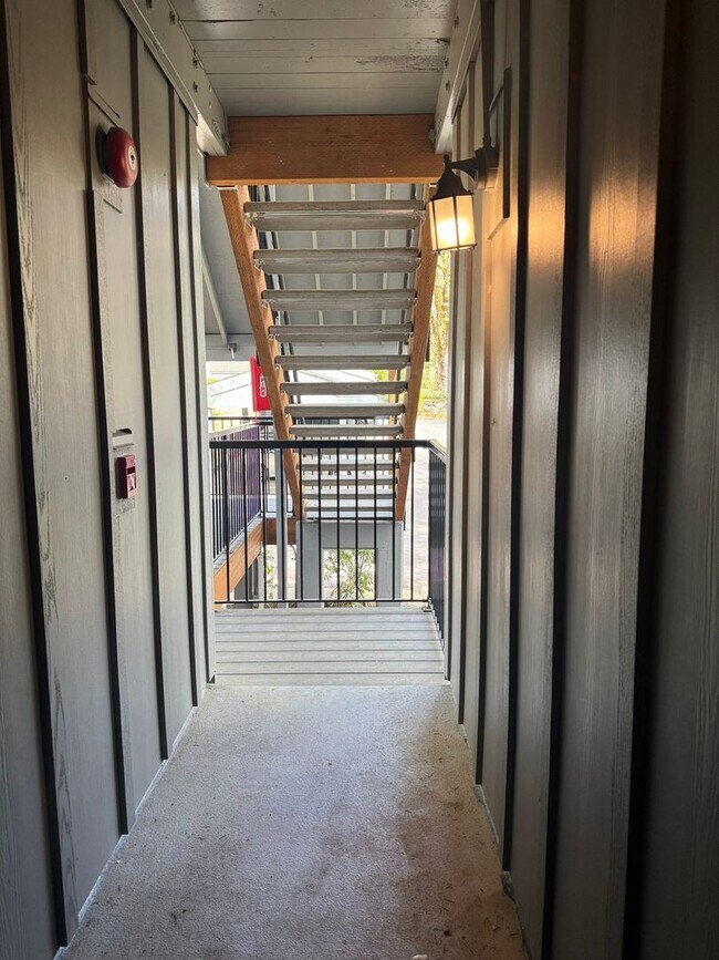 Building Photo - Refreshed Rental Rate One-Bedroom Condo Lo...