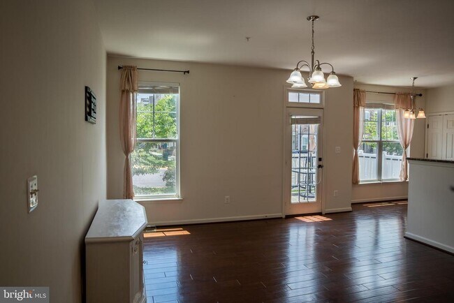 Building Photo - 42243 Canary Grass Square