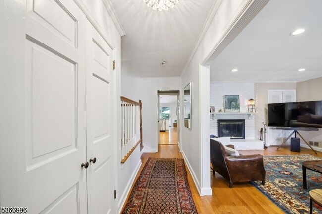 Building Photo - 19 Claremont Dr