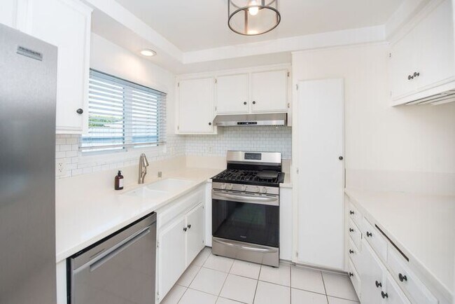 Building Photo - Walk to the Beach