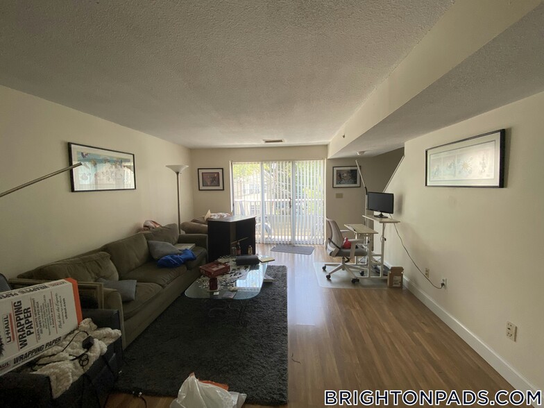 Primary Photo - 142 N Beacon St