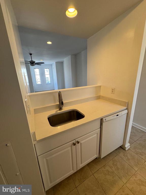 Building Photo - 526 8th St NE