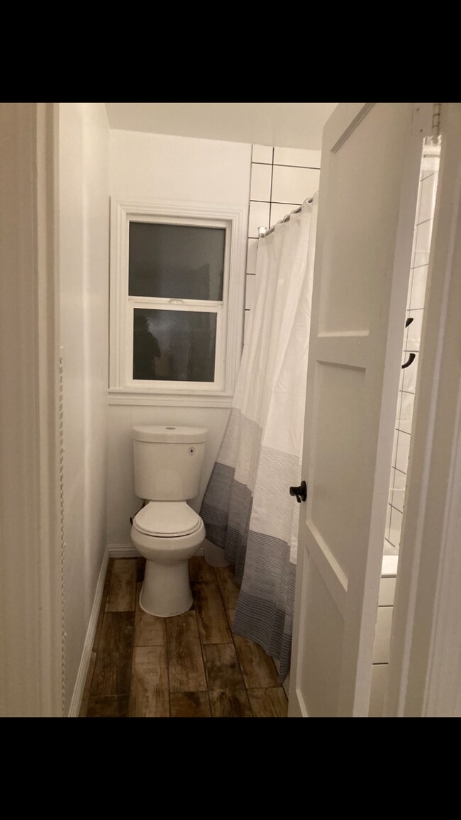 New toilet and new tile & bathtub - 3622 W Adams Blvd