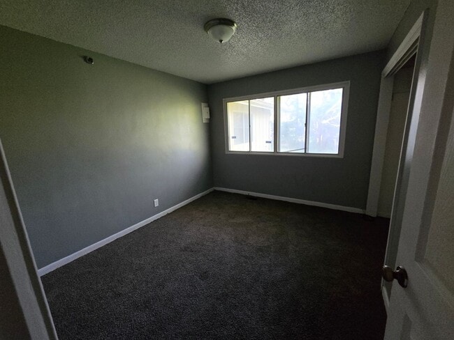 Building Photo - 4 bedroom 2 bath house