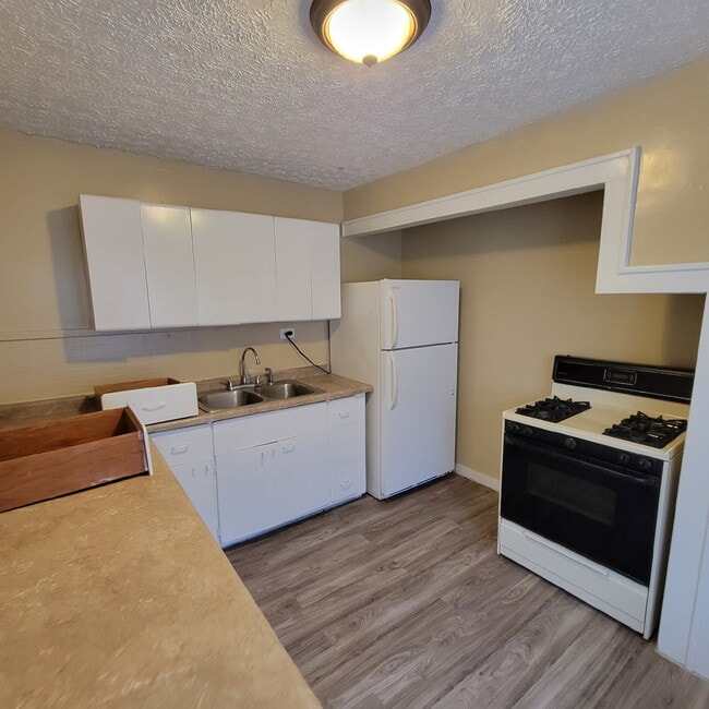 Building Photo - 3 Bedroom Westside Home