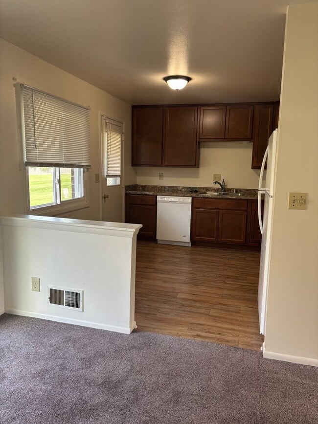 Building Photo - 3 Bedroom 2 1/2 Bath Townhome