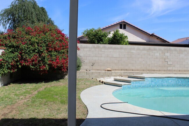 Building Photo - North West Home with Solar and Pool for Rent