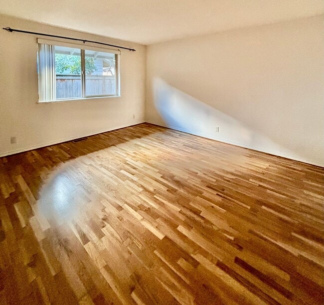 Building Photo - 3 Bed / 2.5 Bath Bellevue rambler $3,895/month