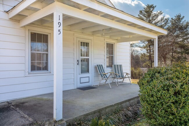 Building Photo - Adorable East Asheville House