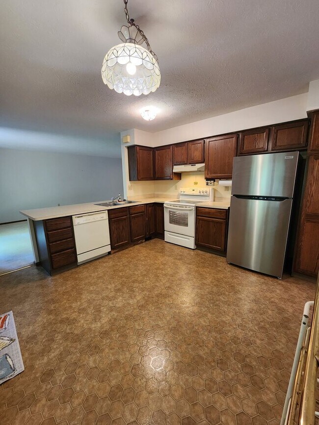 Building Photo - Spacious 3 Bedroom 3 Bathroom Home For Ren...