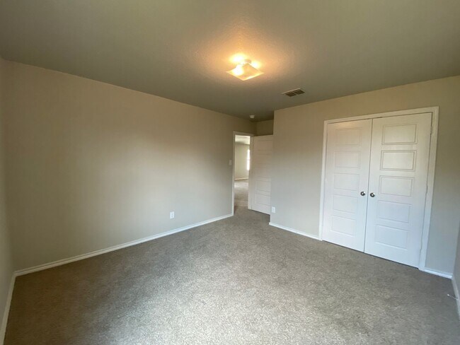 Building Photo - Spacious 4 Bedroom ~ Convenient to JBSA Ra...
