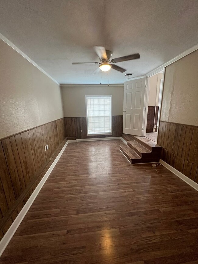 Building Photo - Large 3 bed 1 bath Home!