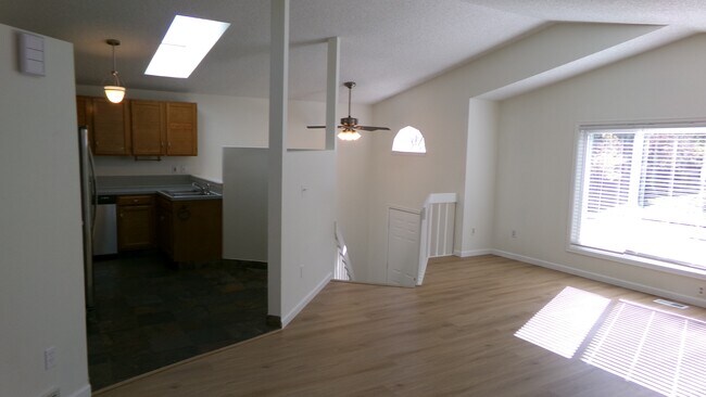 Building Photo - 924 Queens Ct