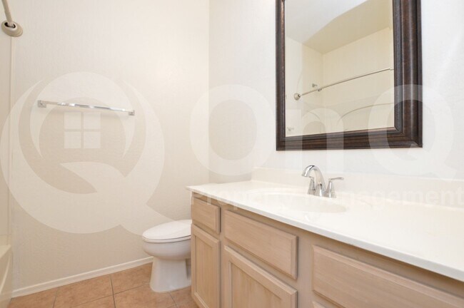 Building Photo - 3105 E Vallejo Dr