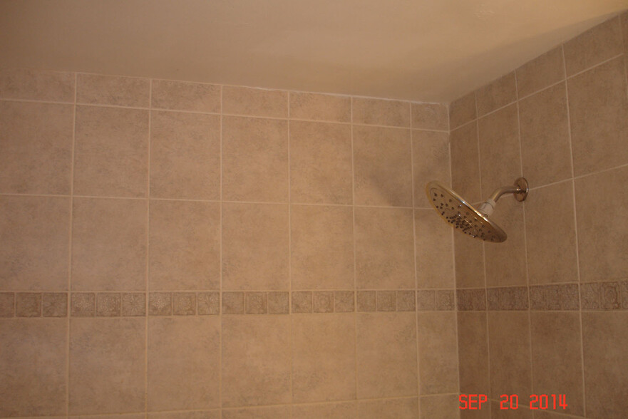 Building Photo - 2424 Highland Cir