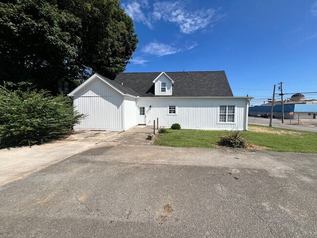 Building Photo - Spectacular newly remodeled home, next to the Square, Franklin, Ky