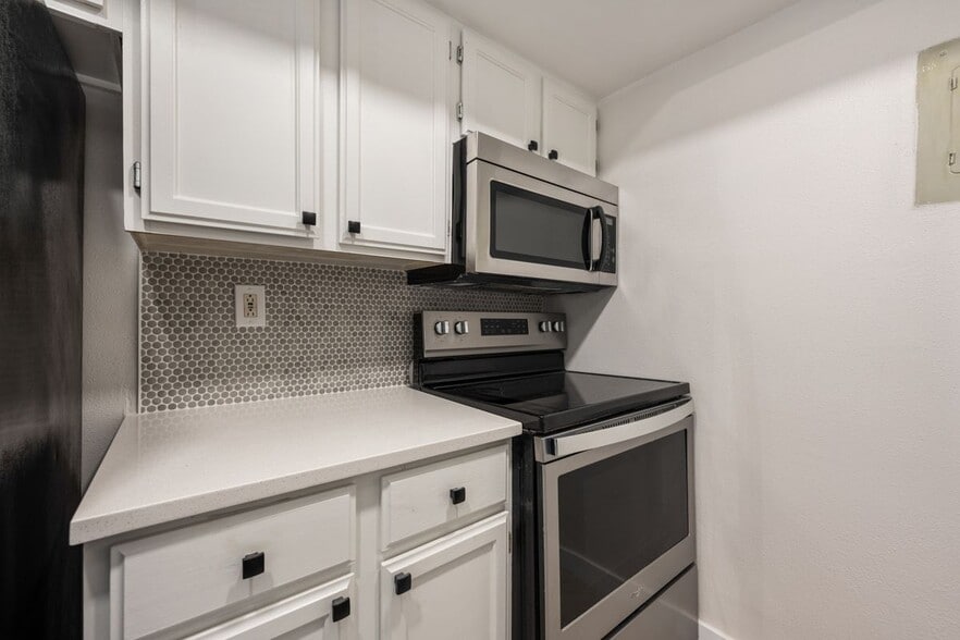 Building Photo - 2600 Penny Ln