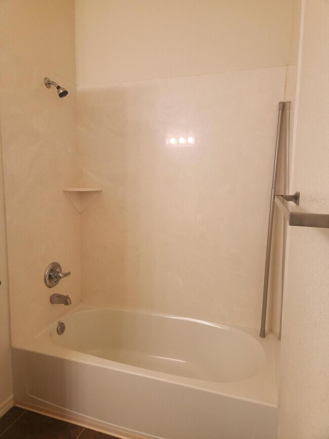 Building Photo - 6800 Vista Del Norte Dr NE