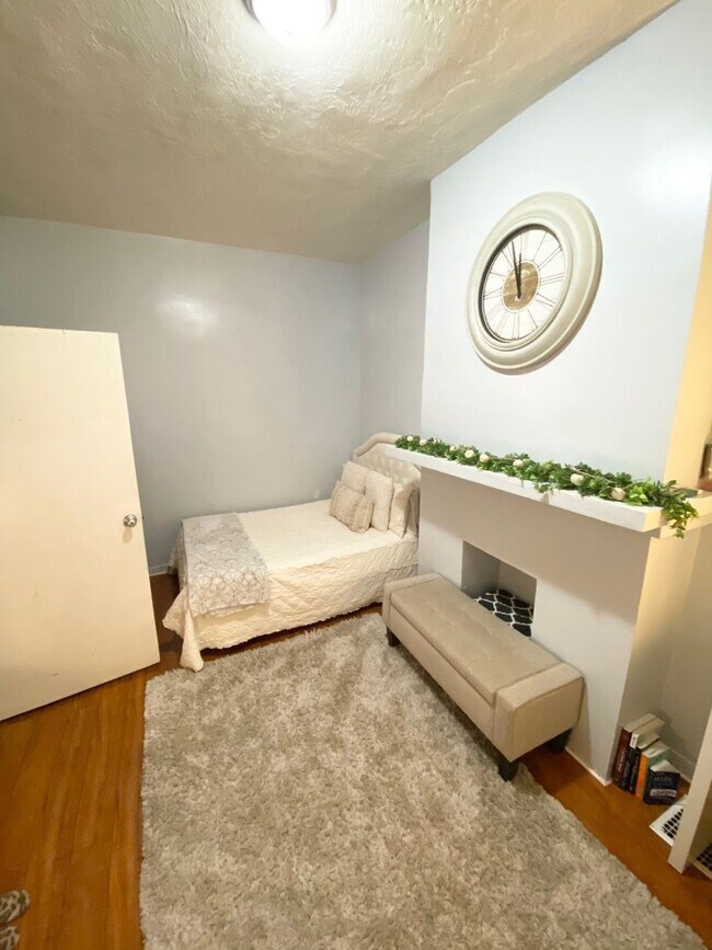 Building Photo - Spacious 3 or 4 Bedroom 2 Bathroom Available in Oakland, Modern Updates and Great Front Porch and...