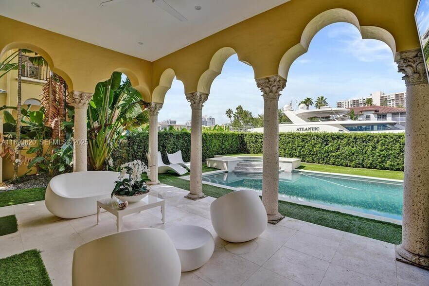 Building Photo - 17001 Collins Ave