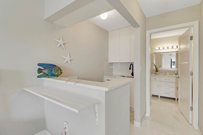 Building Photo - 360 Bella Vista Ct N