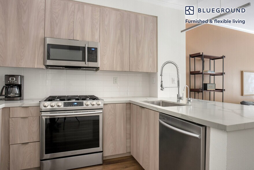 Building Photo - 5710 Crescent Prk E